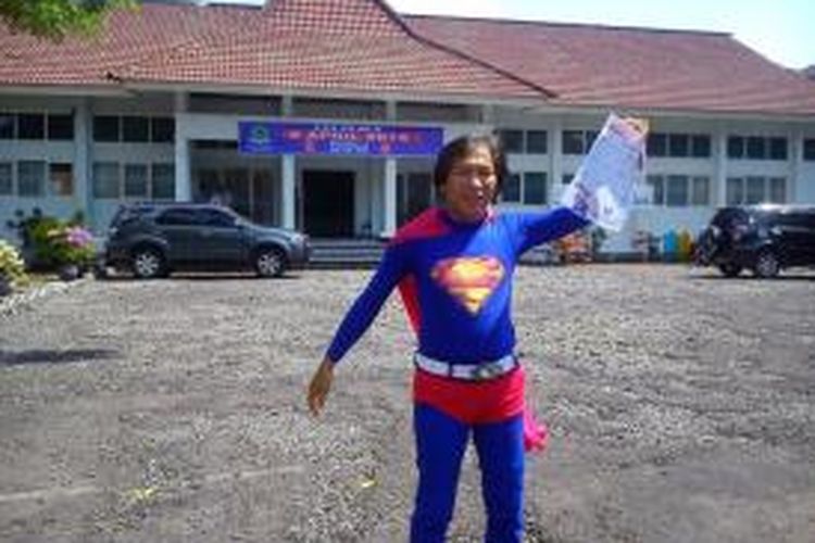 salman, Calon Legislatif (Caleg) dari PKPI nomor urut 3 Daerah pemilihan 4, Kabupaten Rejang Lebong, Bengkulu, gunakan kostum Superman