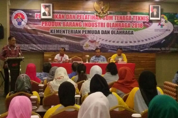 Sekretaris Deputi Bidang Peningkatan Prestasi Olahraga, Aris Subiyono (kiri), Kepala Sub Bidang Manajemen Industri Olahraga, Paiman (kedua dari kiri), dan Kepala Dinas Kepemudaan Olahraga dan Pariwisata Kabupaten Kebumen, Azam Fatoni (ketiga dari kiri), beserta instruktur dalam acara pembukaan Pendidikan dan Pelatihan SDM Tenaga Teknis Produk Barang Industri Olahraga. 