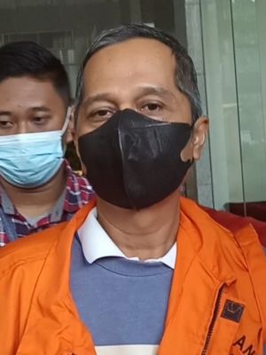 Rektor Universitas Lampung Karomani saat hendak dibawa ke rumah tahanan (Rutan) Komisi Pmberantasan Korupsi (KPK) setelah ditetapkan sebagai tersangka suap terkait seleksi penerimaan mahasiswa baru jalur mandiri, Minggu (21/8/2022)