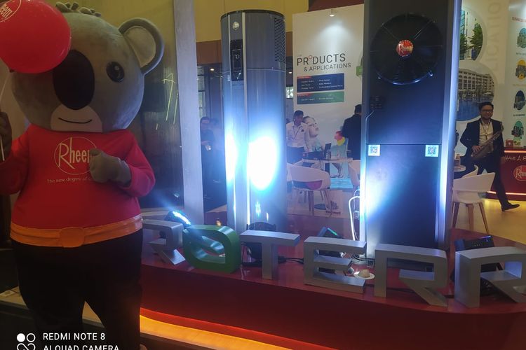 Badut ikon Rheem berpose bersama produk-produk Rheem. Rheem, perusahaan produsen pemanas air dan HVAC asal AS merilis dua produk teranyar pemanas air seri ProTerra RHP-2805 dan RHP-5207C pada IndoBuildTech Expo 2023, 5 Juli 2023, di ICE BSD Kabupaten Tangerng, Provinsi Banten.