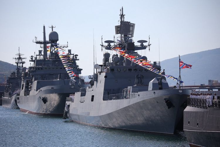 Kapal perang Armada Laut Hitam Rusia mengikuti perayaan Navy Day di kota pelabuhan Novorossiysk pada 30 Juli 2023.