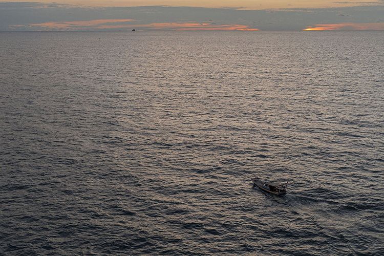 Foto dirilis Rabu (11/8/2021), memperlihatkan sebuah kapal nelayan Pulau Sabira melintas di perairan Laut Jawa, Kepulauan Seribu, DKI Jakarta. Harga dan hasil tangkapan ikan yang tak menentu karena faktor alam serta kesejahteraan yang tak kunjung membaik membuat profesi nelayan di Sabira terus tergerus seiring waktu dan hanya menyisakan segelintir orang.