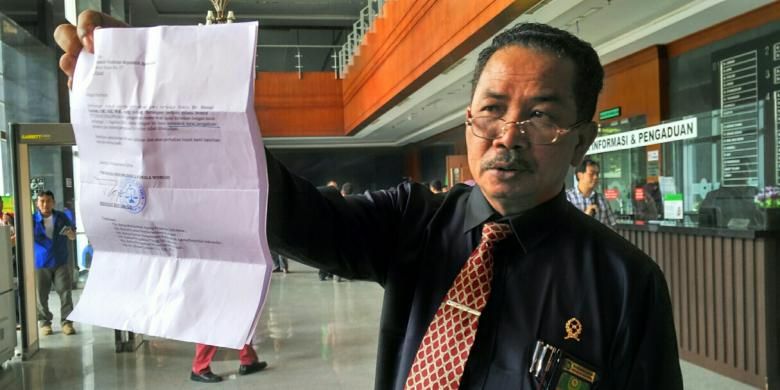 Hakim Binsar Gultom, anggota majelis hakim dalam sidang kasus kematian Wayan Mirna Salihin, menunjukkan surat pencabutan pemeriksaan dirinya ke KY oleh tim kuasa hukum Jessica Kumala Wongso, di Pengadilan Negeri Jakarta Pusat, Selasa (20/9/2016).