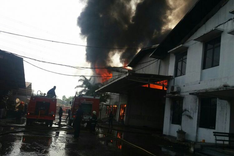 Tampak Gudang Penyimpanan Cocoa Powder di jalan Mengger Hilir, Kelurahan Batununggal, Kecamatan Dayeuhkolot, Kabupaten Bandung, Kamis (31/5/2018) pagi, terbakar hebat, kepulan asap membumbung tinggi. Saat ini petugas masih berupaya memadamkan amukan si jago merah.