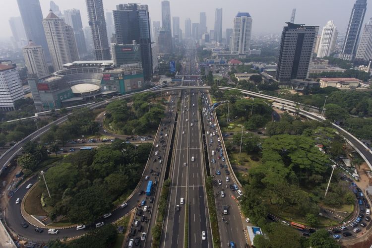 Foto aerial Simpang Susun Semanggi di Jakarta, Jumat (14/7/2017). Jalan layang sepanjang 1,6 kilometer yang mengelilingi Bundaran Semanggi untuk mengurangi kemacetan di kawasan tersebut bakal dilakukan uji coba pada 29 Juli hingga 16 Agustus 17 sebelum diresmikan pada 17 Agustus 2017. 