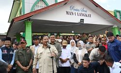 Pantau Pemulihan Bencana di Sumut, Prabowo Bersama Bobby Nasution Tinjau Lokasi Pengungsian di Langkat 