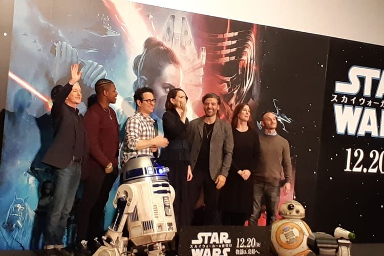 Aktor dan aktris pemeran Star Wars: The Rise of Skywalker (kiri ke kanan) Anthony Daniels, John Boyega, sutradara JJ Abrams, Daisy Ridley, Oscar Isaac, produser Kathleen Kennedy, penulis skenario Chris Terrio saat menghadiri konferensi pers di Tokyo, Jepang, Kamis (12/12/2019). 