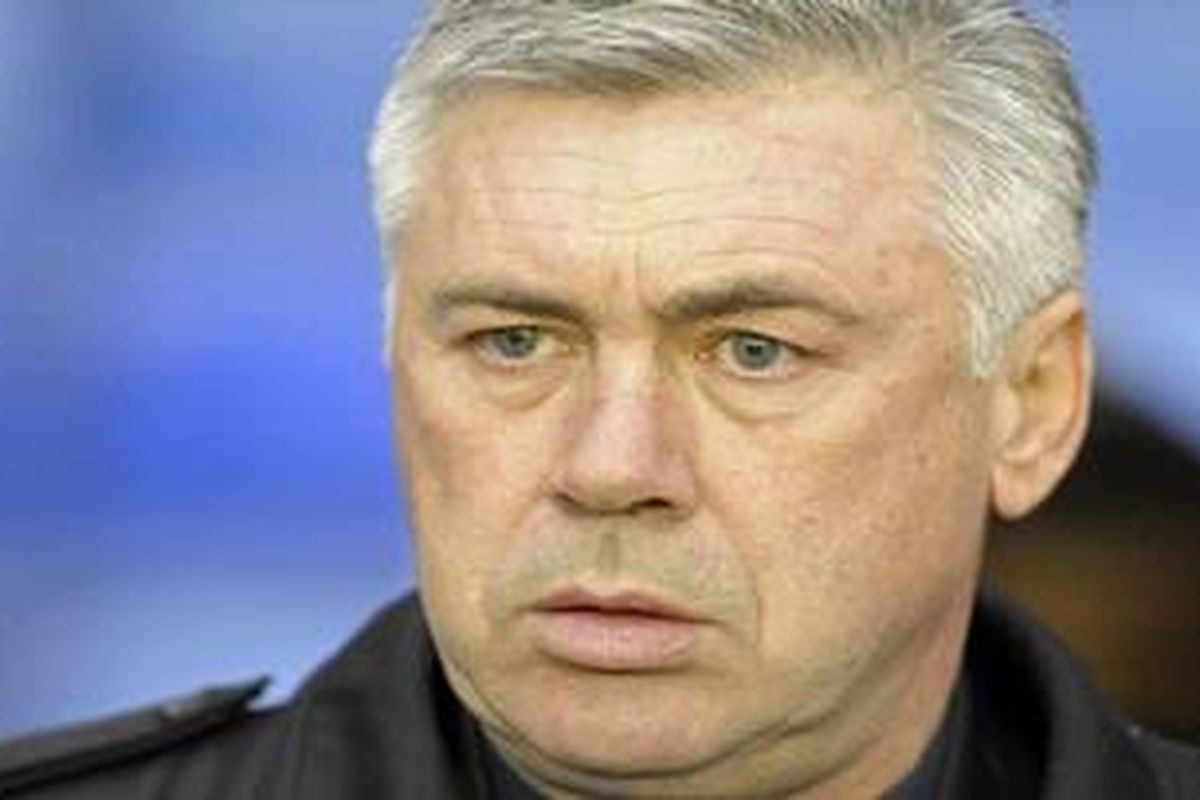 Pelatih Chelsea Carlo Ancelotti menyaksikan timnya sebelum bertanding melawan Birmingham City di Stadion St. Andrews, Birmingham, Inggris, Sabtu (20/11/2010). Chelsea akhirnya kalah 0-1.