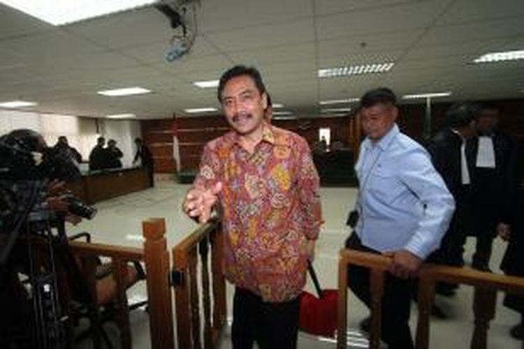 Mantan Menteri Pemuda dan Olah Raga Andi Mallarangeng (berbatik merah) usai menjalani sidang perdananya di Pengadilan Tindak Pidana Korupsi, Jakarta, Senin (10/3/2014). Andi diduga terlibat kasus korupsi proyek Hambalang yang juga menjerat mantan Ketua Umum Partai Demojrat Anas Urbaningrum. 