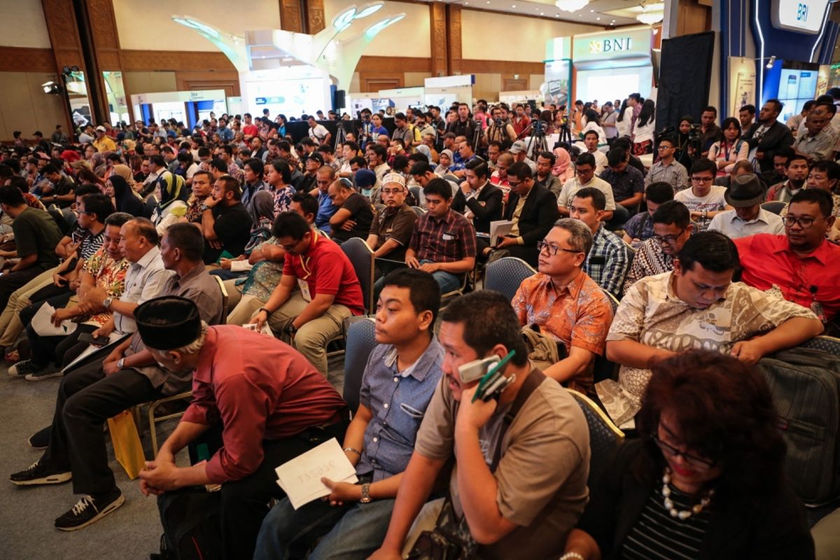 Peserta lelang saat mengikuti lelang mobil sitaan KPK hasil tindak pidana korupsi di Jakarta Convention Center, Jakarta, Jumat (22/9/2017). Komisi Pemberantasan Korupsi ( KPK) melelang sebanyak 22 barang sitaan milik terpidana korupsi.