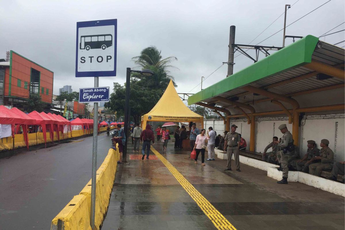 Operasional bus transjakarta Tanah Abang explorer dihentikan sementara. Hal itu disebabkan aksi mogok yang dilakukan sopir angkot Tanah Abang. Sejumlah penumpang tampak kebingungan mencari transportasi lain, Selasa (30/1/2018).