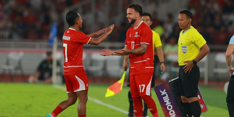 Calvin Verdonk (kanan) masuk menggantikan Beckham Putra dalam laga Timnas Indonesia vs Oman di Stadion Utama Gelora Bung Karno, Jakarta, Jumat (5/6/2026).