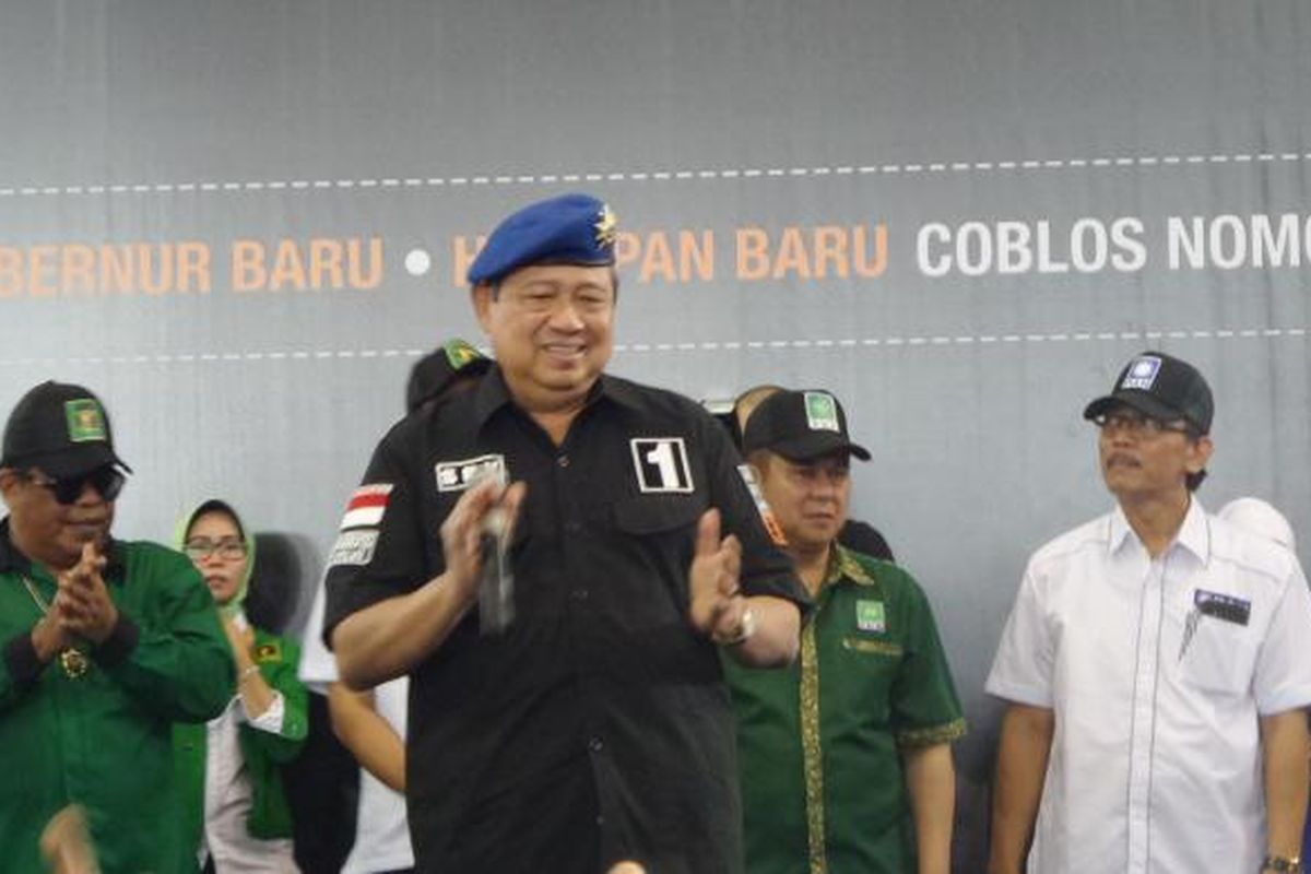 Ketua Umum Partai Demokrat Susilo Bambang Yudhoyono mengkampanyekan pasangan calon gubernur dan wakil gubernur DKI Jakarta Agus Harimurti Yudhoyono-Sylviana Murni di GOR Ciracas, Jakarta Timur, Sabtu (4/2/2017).