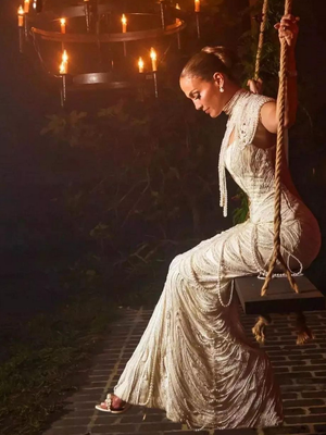 Jennifer Lopez mengenakan gaun rancangan Ralph Lauren saat menikah dengan Ben Affleck