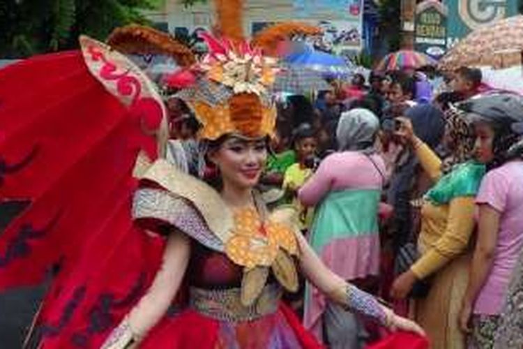 Arak-arakan batik menjadi puncak acara Pekan Batik Nusantara di Kota Pekalongan, Jawa Tengah, Sabtu (8/10/2016) sore,