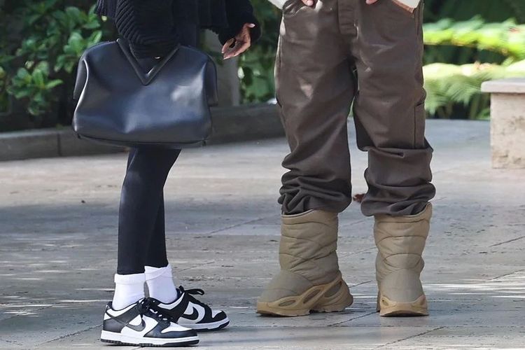 Justin Bieber terlihat pergi makan siang bersama Hailey dengan mengenakan sepasang sepatu bot Yeezy NSTLD.