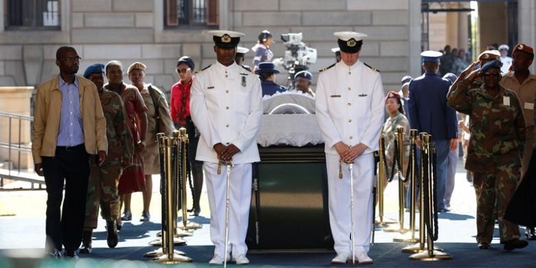 Warga Afrika Selatan bergantian memberikan penghormatan terakhir untuk mendiang Nelson Mandela, yang jasadnya disemayamkan di Union Buildings, Pretoria, tempat dia dilantik menjadi presiden kulit hitam pertama Afsel 19 tahun lalu. Selanjutnya, jasad Mandela akan diterbangkan ke kampung halamannya di Qunu, untuk dimakamkan.