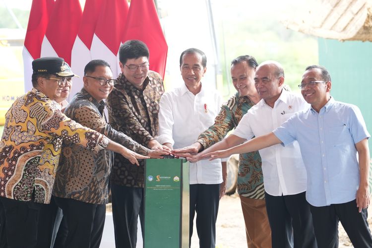 Presiden Joko Widodo (Jokowi) meresmikan dimulainya pembangunan Sekolah Islam Terpadu Al Azhar Summarecon Nusantara di Ibu Kota Nusantara (IKN), Kalimantan Timur, Selasa (4/6/2024).