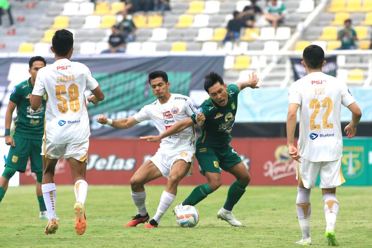 Laga Liga 1 antara Persebaya vs Persija di Stadion Gelora Bung Tomo, Surabaya, Sabtu (9/12/2023).