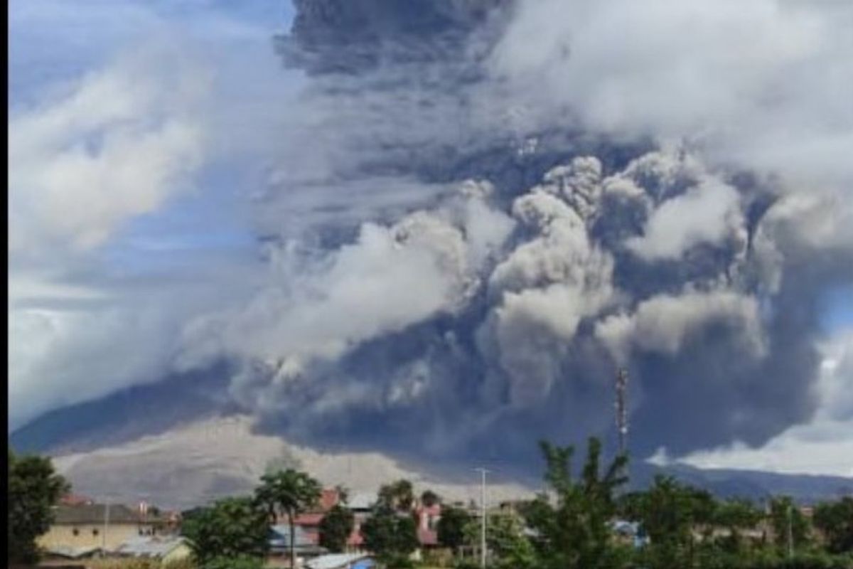 Gunung Sinabung di Kabupaten Karo, Provinsi Sumatera Utara, yang pada Minggu (17/1/2021) petang kembali mengalami erupsi.