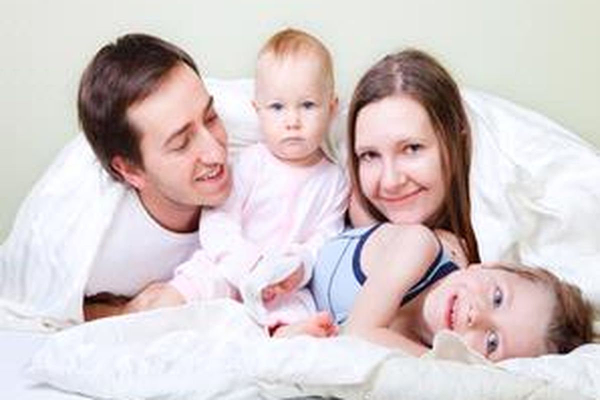 Lelaki, menunjukkan perannya sebagai ayah dengan memilih bersama keluarga daripada hobinya.