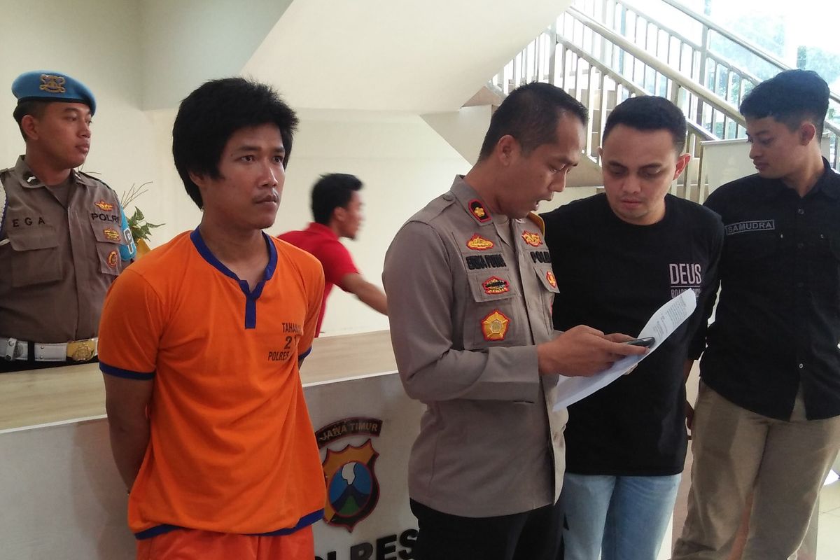 Bapak pelaku pembunuhan terhadap anak kandungnya di rumah kontrakan di Desa Putat lor, Kecamatan Menganti, Gresik, ketika diamankan di Mapolres Gresik, Jawa Timur.