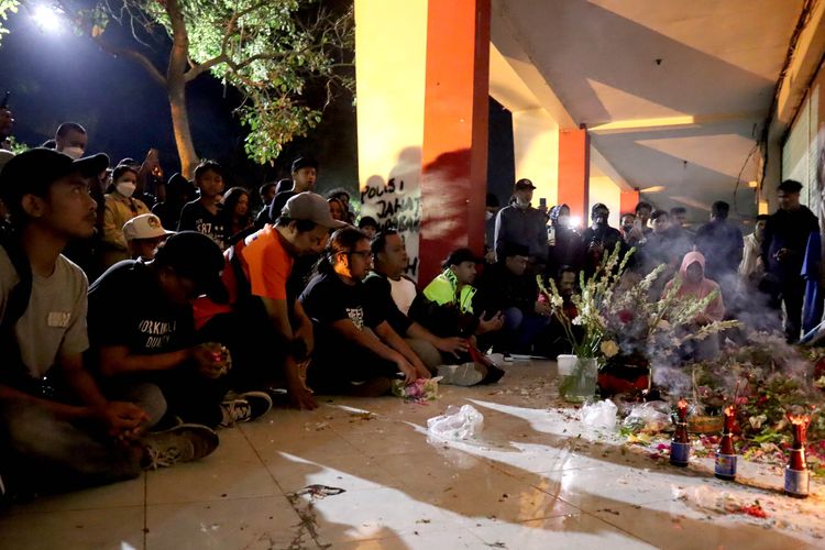 Perwakilan dari manajemen Persebaya Surabaya dan Bonek berdoa bersama di gate 13 pasca tragedi yang terjadi pada pekan ke-11 Liga 1 2022-2023 seusai pertandingan bertajuk Derbi Jawa Timur, Arema FC melawan Persebaya Surabaya di Stadion Kanjuruhan Kepanjen, Kabupaten Malang, Rabu (5/10/2022) malam.