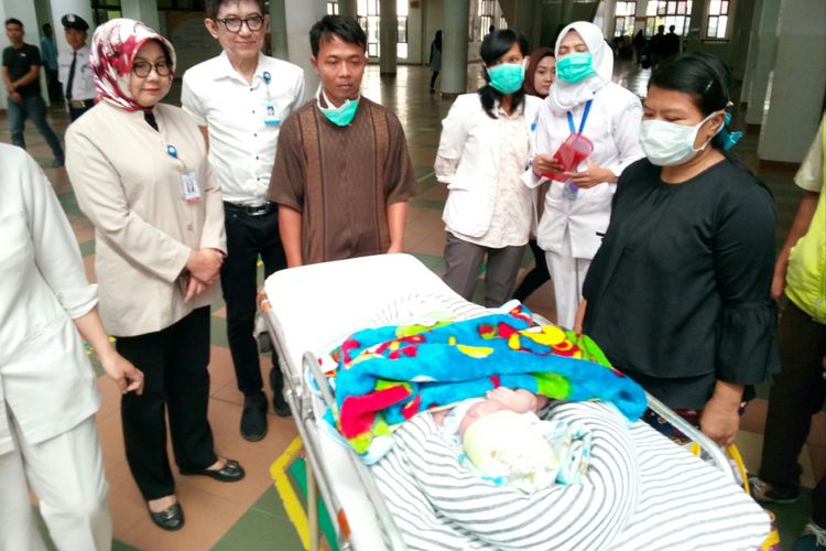 Muhammad Nur Hidayah dan Nur Syafaat, bayi kembar siam asak Subang yang hanya memilik satu anus dan satu alat kelamin laki-laki.