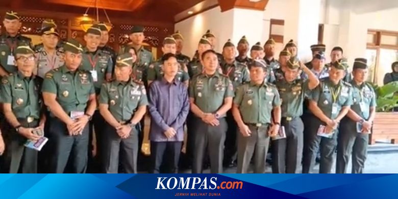 TNI AD Bantah Narasi Goenawan Mohamad Terkait Foto Gibran dengan Sejumlah Perwira