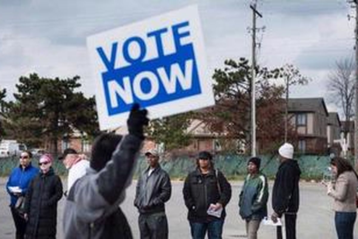 Warga mengantre untuk memasukkan suara lebih dini di tempat pemungutan suara di Northland Park Center, Columbus, Ohio, Minggu (4/11/2012). 
