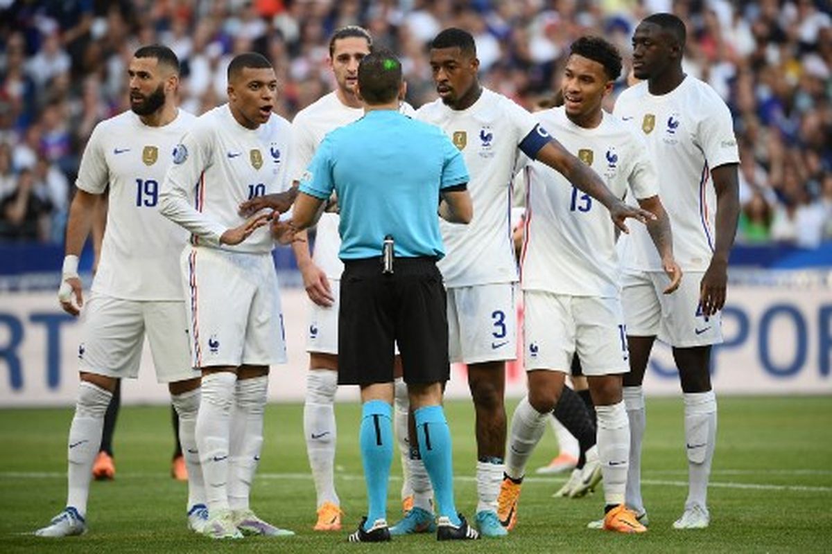Kylian Mbappe (kedua dari kiri) melempar protes ke wasit bersama rekan-rekannya pada laga keempat UEFA Nations League 2022-2022 Liga A Grup 1 yang mempertemukan timnas Perancis vs Kroasia di Stade de France, Selasa (14/6/2022) dini hari WIB.