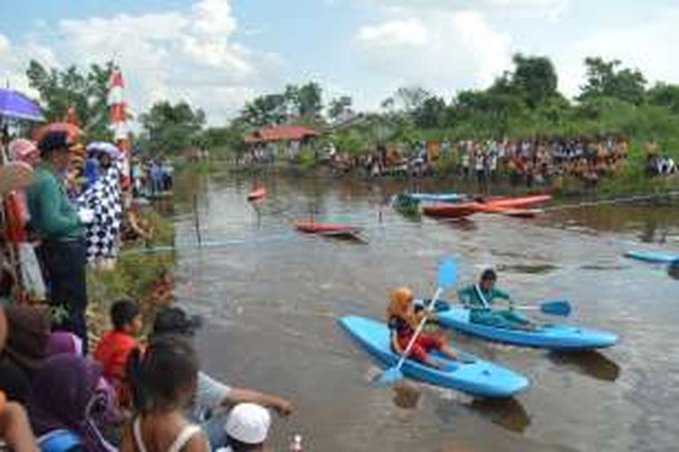 Wali Kota Pontianak Sutarmidji saat melepas lomba Kano yang digelar di Parit Nanas, Pontianak, Kalimantan Barat, Sabtu (27/8/2016).