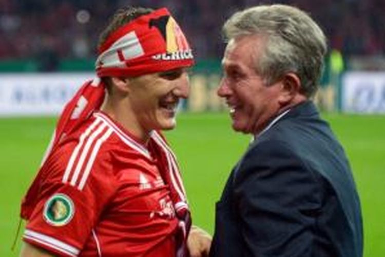 Gelandang Bayern Muenchen, Bastian Schweinsteiger (kiri) dan mantan pelatih Bayern, Jupp Heynckes (kanan).