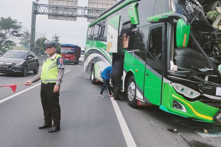 Bus pariwisata rombongan siswa studi banding dari Purworejo menuju Kabupaten Demak, Jawa Tengah (Jateng) mengalami kecelakaan di Tol Tembalang. Kamis (13/6/2024). 