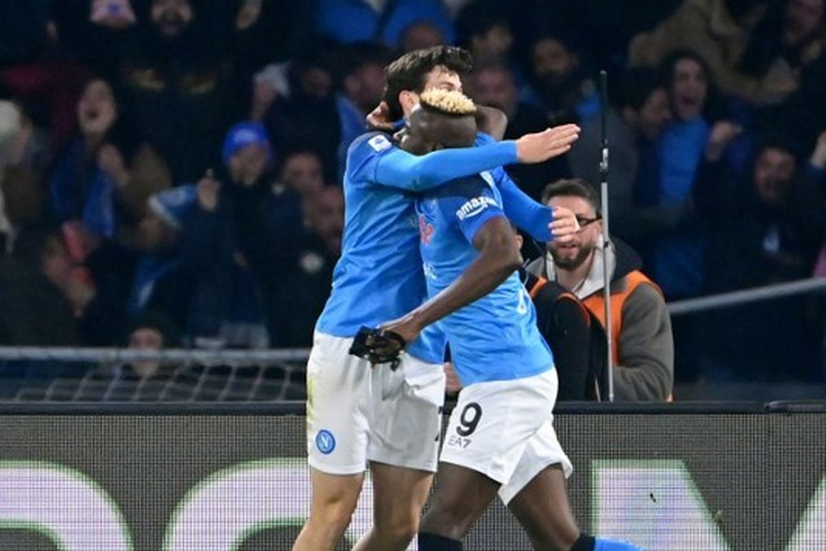 Dua bintang Napoli, Khvicha Kvaratskhelia (kiri) dan Victor Osimhen, merayakan gol ke gawang Juventus pada laga pekan ke-18 Liga Italia Serie A 2022-2023 yang digelar di Stadion Diego Armando Maradona, Naples, pada Jumat (13/1/2023) malam waktu setempat. Artikel ini berisi link live streaming Napoli vs Roma pada pekan ke-20 Liga Italia 2022-2023 di Stadion Diego Armando Maradona, Senin (20/1/2023) dini hari WIB.