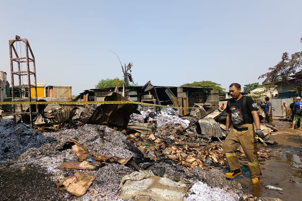 Dua lapak penimbunan barang bekas yang juga menjual besi tua, aluminium, tembaga, dan lain sebagainya di Cakung, Jakarta Timur, ludes terbakar, Minggu (23/7/2023) pukul 06.35 WIB.