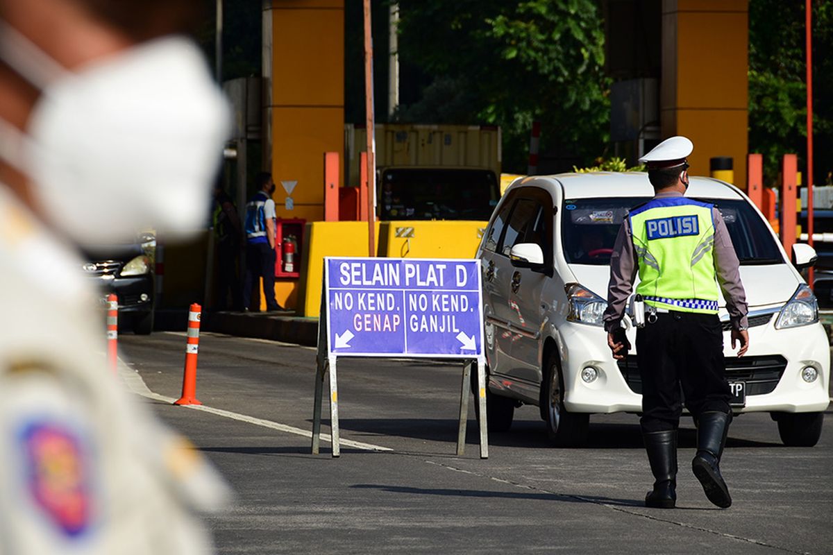 Petugas gabungan dari Polrestabes Bandung dan Dinas Perhubungan Kota Bandung melaksanakan penerapan ganjil genap di depan pintu gerbang Tol Pasteur, Bandung, Jawa Barat, Jumat (3/9/2021). Penerapan ganjil genap di lima titik gerbang tol Kota Bandung ini merupakan salah satu upaya untuk mengendalikan arus kendaraan yang masuk selama akhir pekan guna menekan penyebaran virus corona.