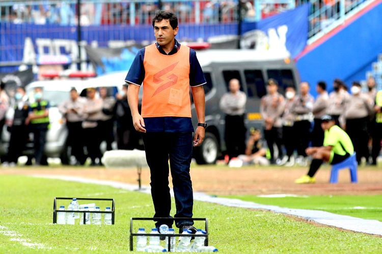 Pelatih Arema FC, Eduardo Almeida. Juru taktik asal Portugal ini dipastikan tidak akan mendampingi Arema FC di sisa kompetisi Liga 1 2022-2023 karena sudah dibebastugaskan oleh klub melalui pernyataan resmi pada Senin (5/9/2022).