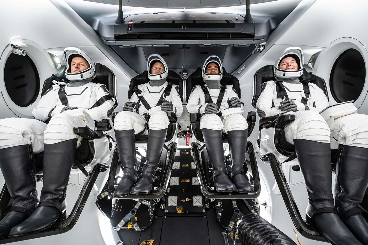 Empat astronot NASA dan ESA kembali ke Bumi setelah enam bulan menjalani misi ke luar angkasa. 