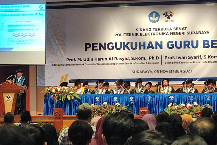 Politeknik Elektronika Negeri Surabaya (PENS) menguhkan dua guru besar baru di kampus PENS, Surabaya, Jawa Timur, pada Senin (6/11/2023). 