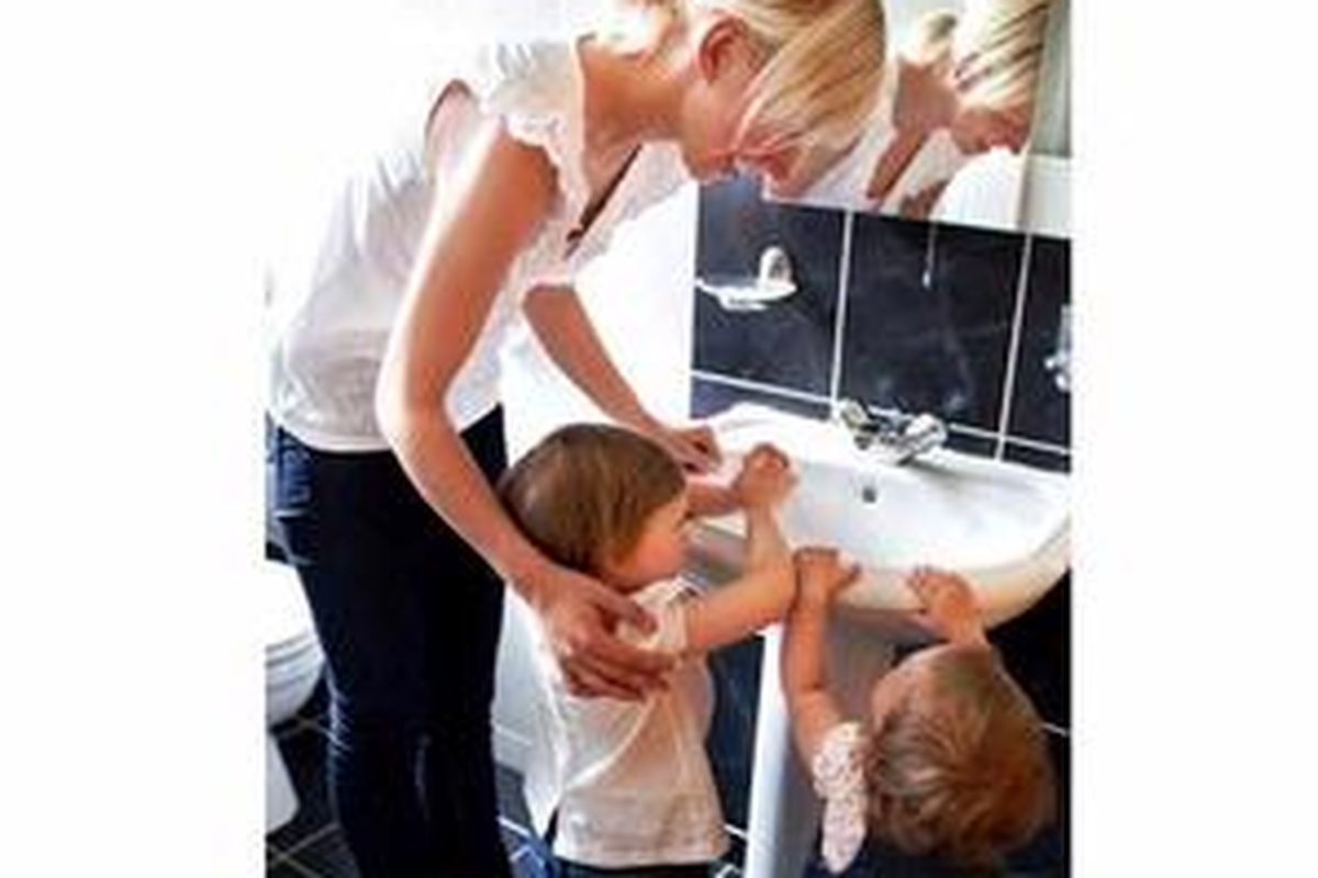 Orangtua juga perlu membangun kebiasaan hidup bersih ini, bahkan menggali informasi seputar hidup sehat lebih giat lagi. 