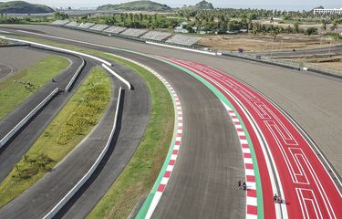Foto udara pekerja menyelesaikan pengecatan ornamen Pertamina Mandalika International Street Circuit di KEK Mandalika, Kecamatan Pujut, Praya, Lombok Tengah, NTB, Jumat (5/11/2021). Pengecatan sudut trek, kerb dan tepian trek sirkuit Mandalika menggunakan tiga warna penting yakni warna merah putih yang menandakan kerb yang berfungsi sebagai pemandu pembalap di lintasan dan warna hijau yang merupakan track limit atau pembatas trek yang ketika pembalap menyentuh garis tersebut akan dikenakan penalti. ANTARA FOTO/Ahmad Subaidi/aww.