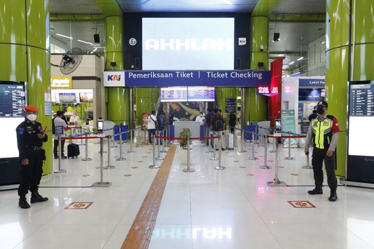 Situasi Stasiun Gambir terpantau kondusif belum mengalami kenaikan jumlah penumpang secara signifikan pada hari ke-16 Ramadhan, Senin (18/4/2022).