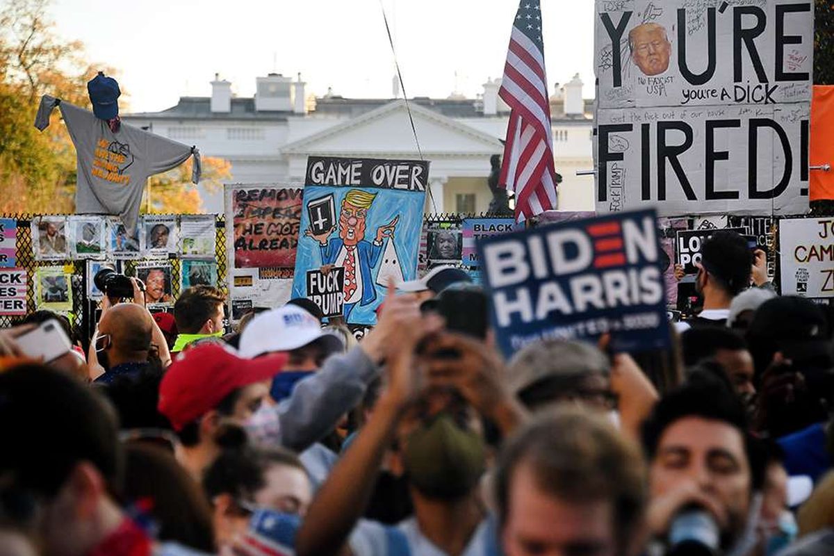 Warga merayakan kemenangan Joe Biden pada pemilihan presiden Amerika Serikat (AS) 2020 di Alun-alun Black Lives Matter di seberang Gedung Putih, Washington DC, AS, Sabtu (7/11/2020). Joe Biden dipastikan melenggang ke Gedung Putih dengan 290 suara elektoral yang diraihnya sejauh ini, mengakhiri kepemimpinan 4 tahun Donald Trump.