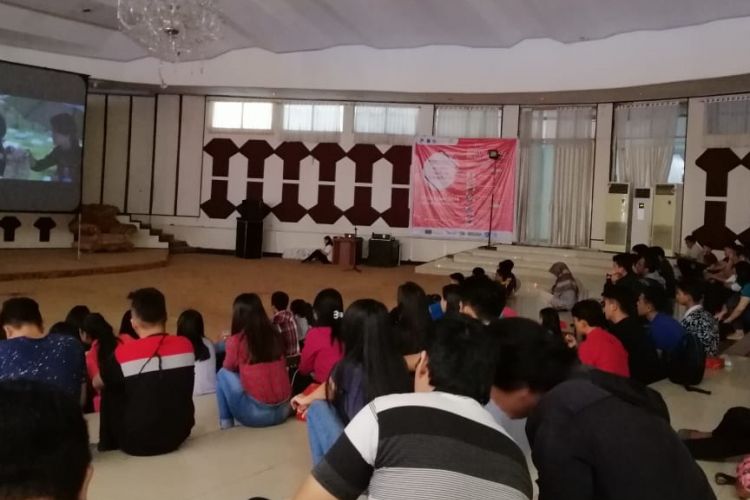 Pemutaran film bertemakan revolusi mental dalam pelaksanaan PKN Revolusi Mental 2018 di Lapangan Koni Sario dan eks Gedung DPRD Provinsi Sulawesi Utara.