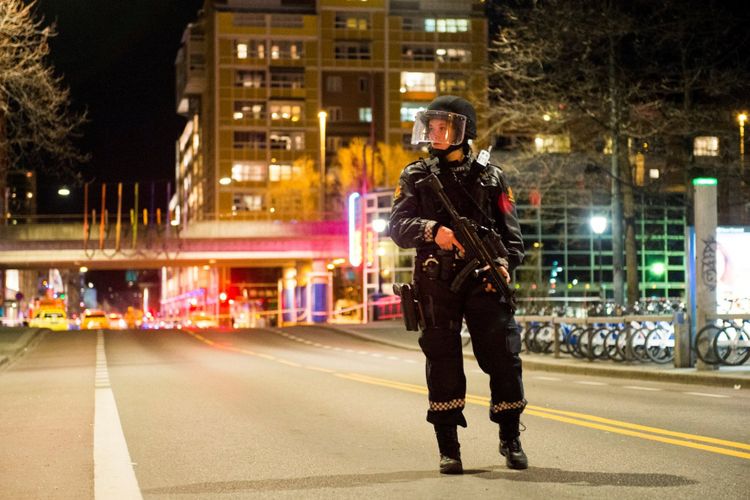 Polisi mengamankan wilayah di pusat Kota Oslo menyusul penemuan bahan peledak di lokasi ramai pengunjung.  