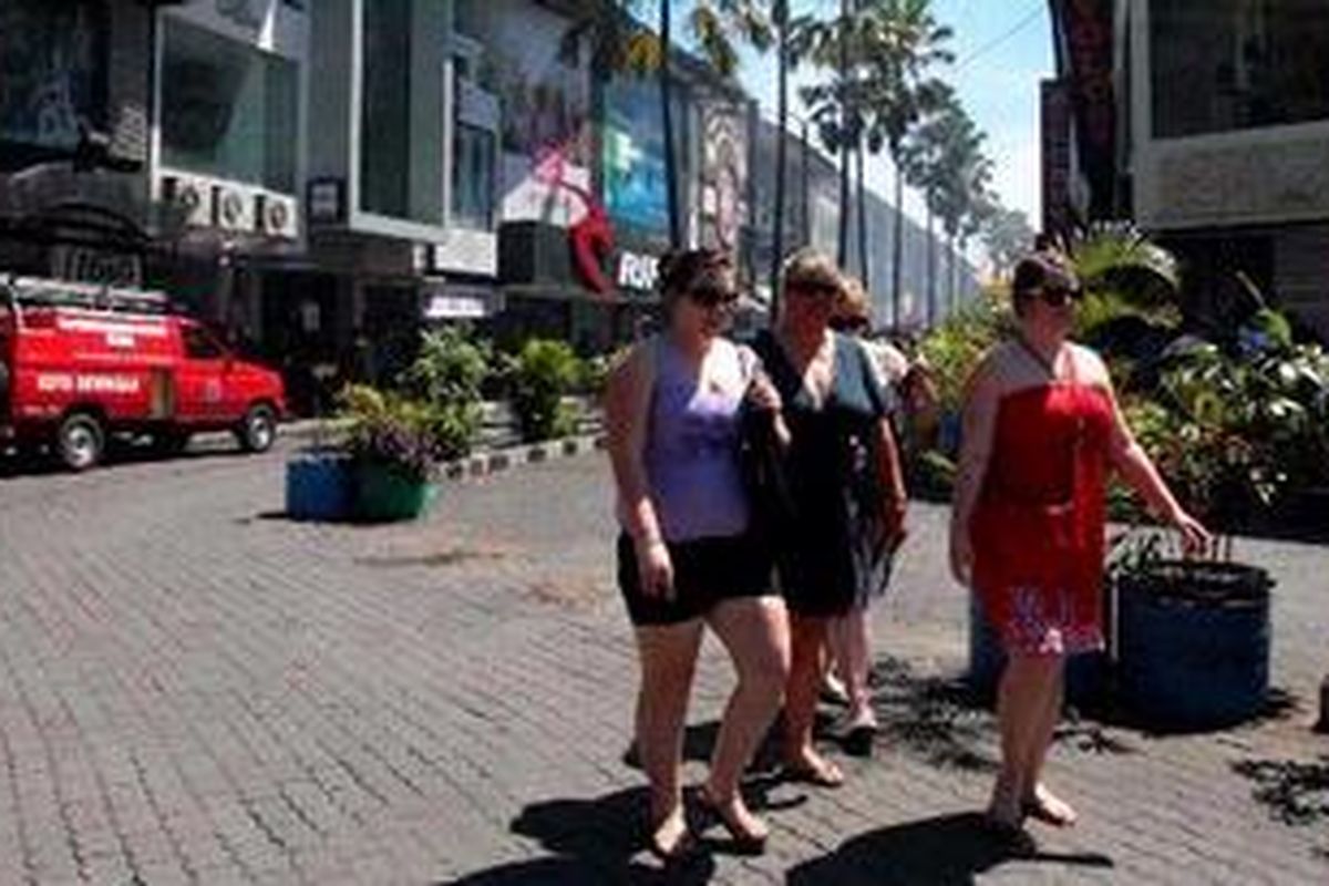 Sejumlah wisatawan asing melintas di kawasan Kuta Square, Kuta, Badung, Bali, Kamis (22/4/2010). 