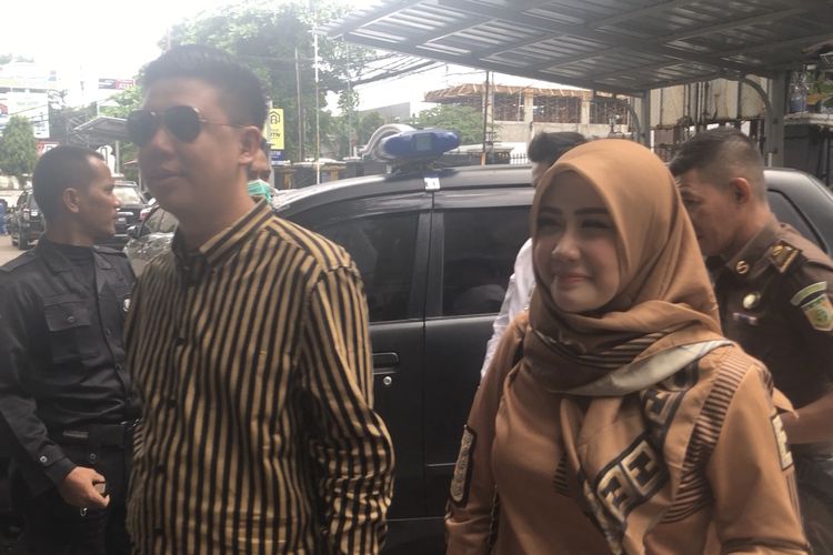 Pablo Benua dan Rey Utami klmpak kenakan pakaian cokelat saat dijumpai di Pengadilan Negeri Jakarta Selatan, Senin (9/3/2020). 