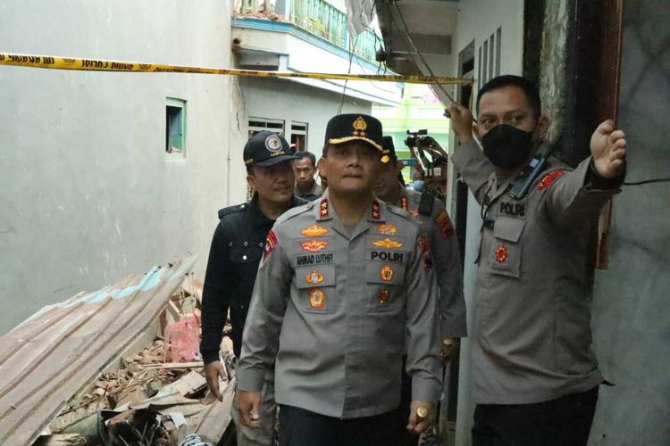 Kapolda Jawa Tengah Irjen Polisi Ahmad Luthfi saat meninjau lokasi ledakan bahan petasan di Dusun Junjungan, Desa Giriwarno, Kecamatan Kaliangkrik, Kabupaten Magelang, Senin (27/3/2023).