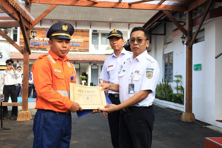 Kronologi Petugas KAI Jogja Selamatkan Mobil dari Tabrakan Kereta, Diganjar Penghargaan
